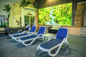 サウナ、ホットストーンマッサージ、ボディラップ、ボディスクラブ、フェイシャル トリートメント、マニキュアとペディキュア