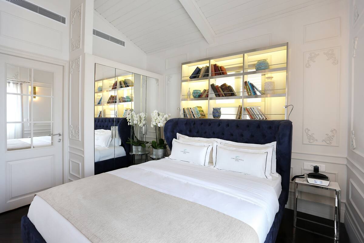 King Suite | 2 bedrooms, premium bedding, minibar, in-room safe