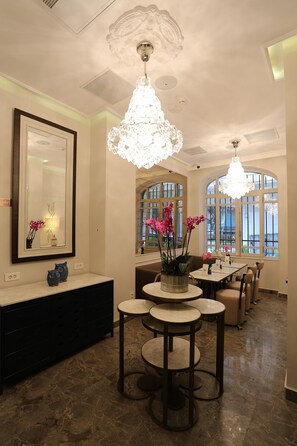 Breakfast and dinner served, international cuisine