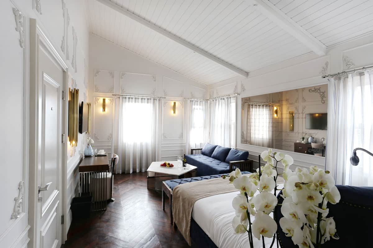 Queen Suite | 2 bedrooms, premium bedding, minibar, in-room safe
