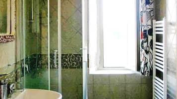 Doppelzimmer, mit Bad (Rossa) | Badezimmer | Dusche, kostenlose Toilettenartikel, Haartrockner, Bidet