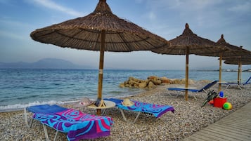 บนชายหาด, เก้าอี้อาบแดด, ร่มชายหาด