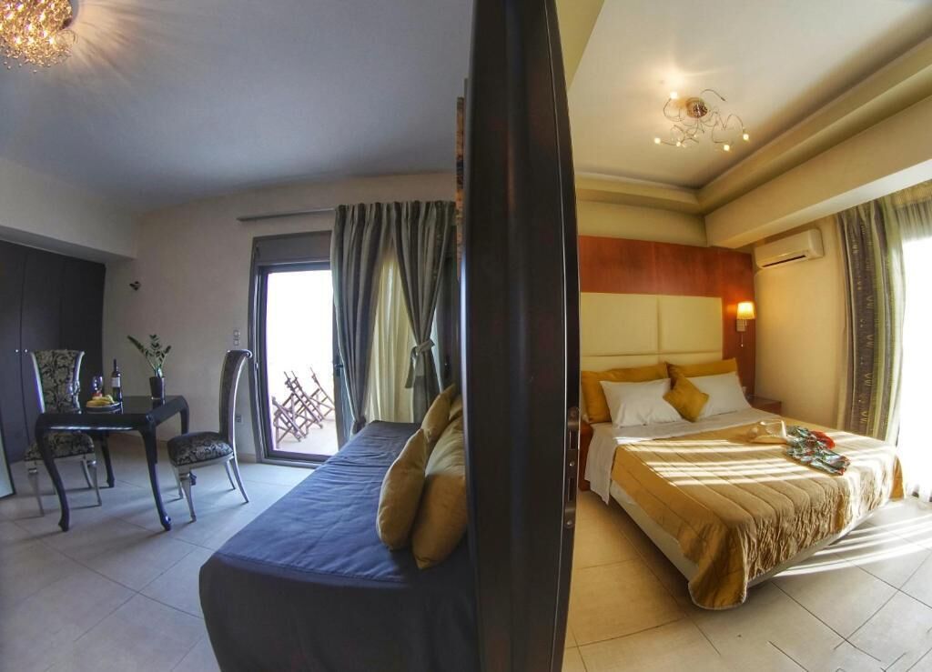 Una habitación de hotel con una cama, un escritorio y una silla.