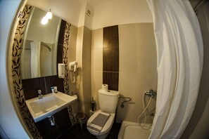 Een douche, gratis toiletartikelen, een haardroger, handdoeken