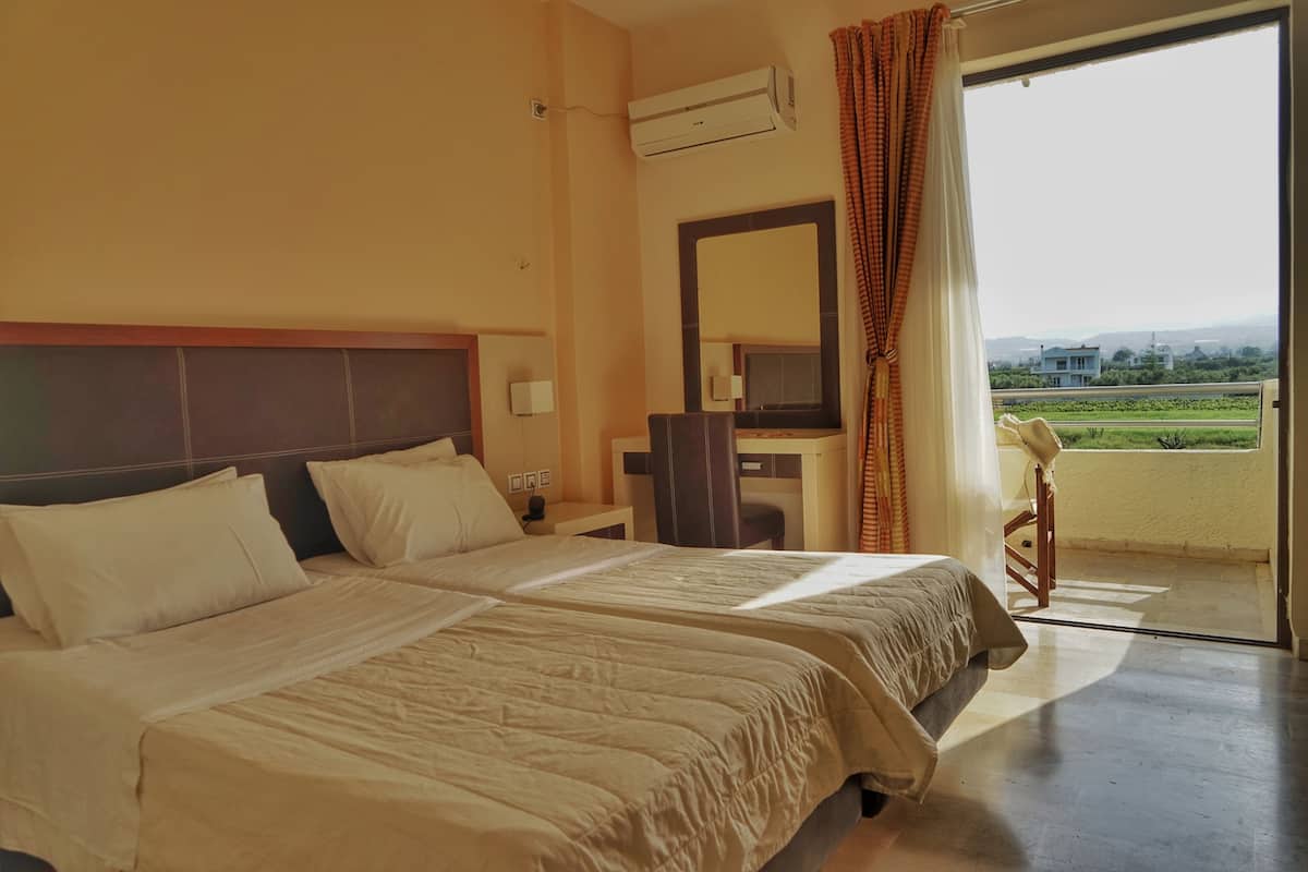 Habitación triple estándar, vistas al jardín | Sistema de insonorización, cunas gratuitas, wifi gratis y ropa de cama