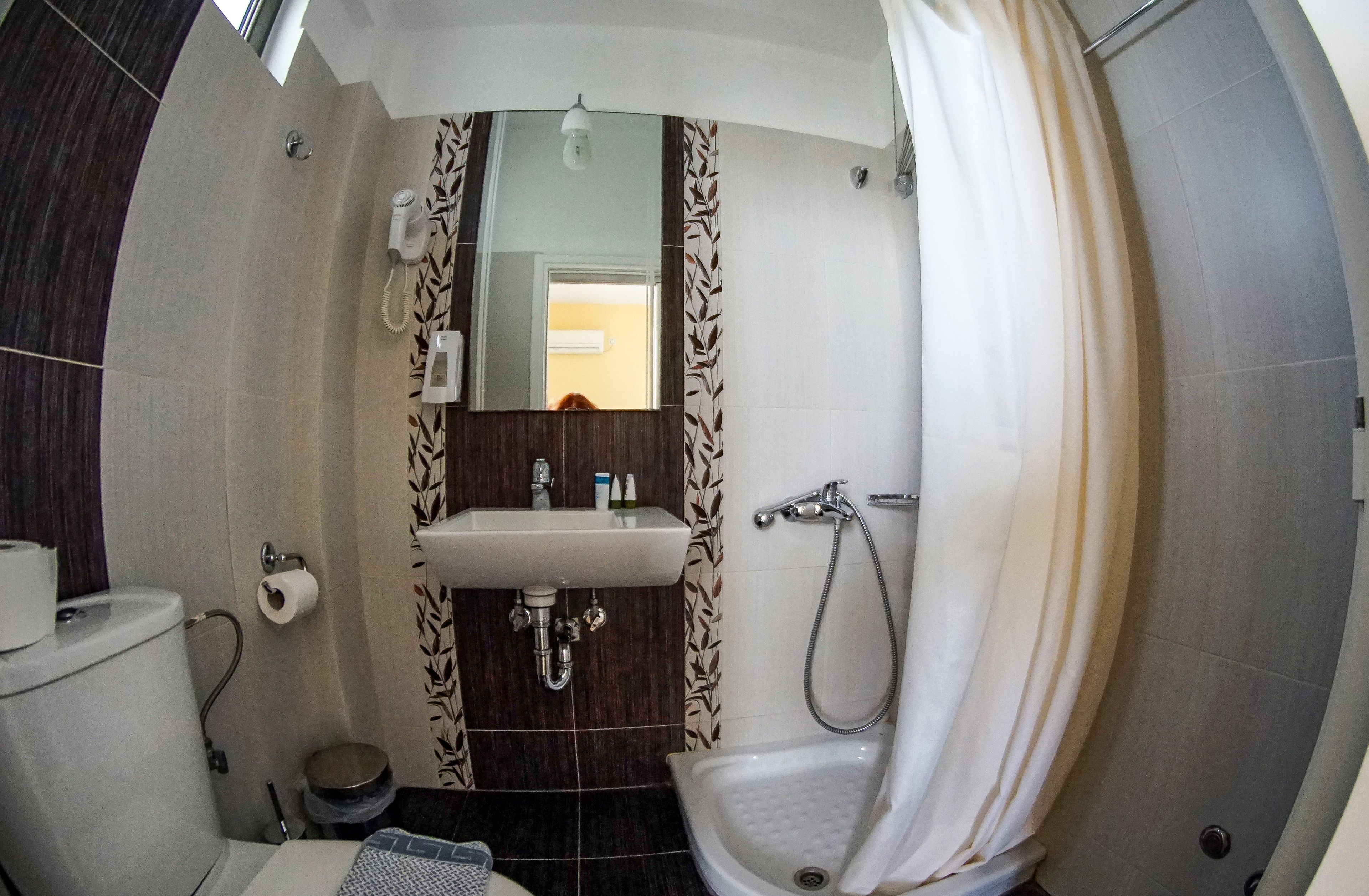 standard triple room, partial sea view | bathroom | shower, free toiletries, hair dryer, towels