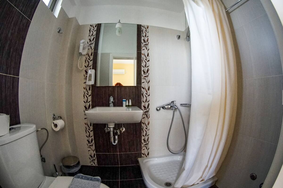 standard triple room, partial sea view | bathroom | shower, free toiletries, hair dryer, towels