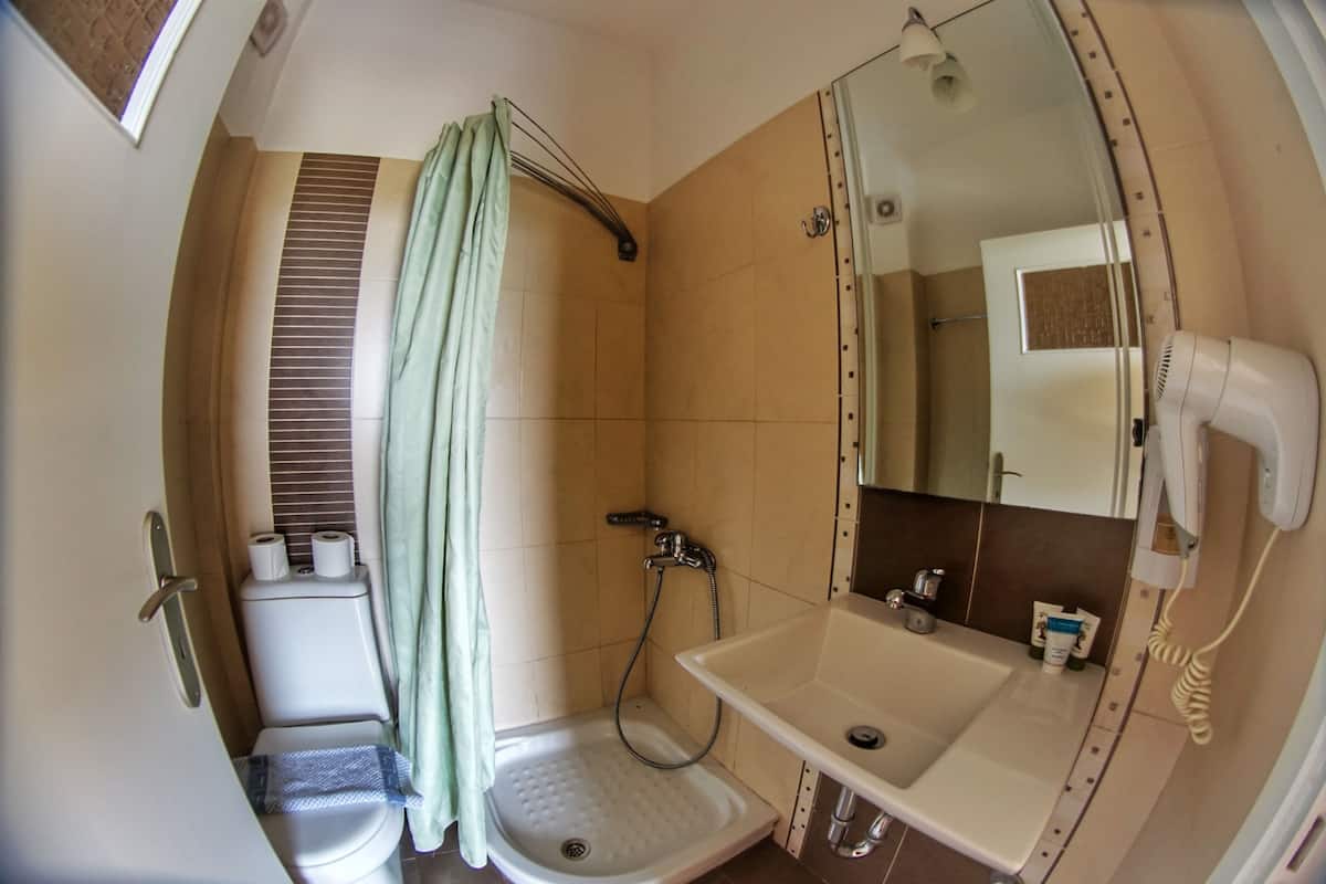 premium triple room, sea view | bathroom | shower, free toiletries, hair dryer, towels
