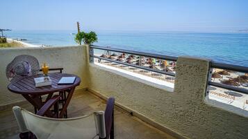 Premium Double Room, Sea View | Soundproofing, free cots/infant beds, free WiFi, bed sheets