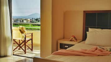Standard Triple Room, Garden View | Kalis bunyi, katil bayi/kot (percuma), Wi-fi percuma, cadar katil