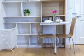 1-Bedroom Classic Apartment | บริการอาหารในห้องพัก