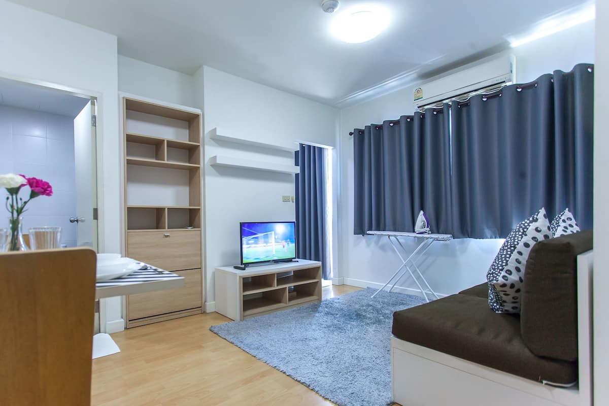 1-Bedroom Classic Apartment | Living area | 32-inch flat-screen TV with cable channels, TV