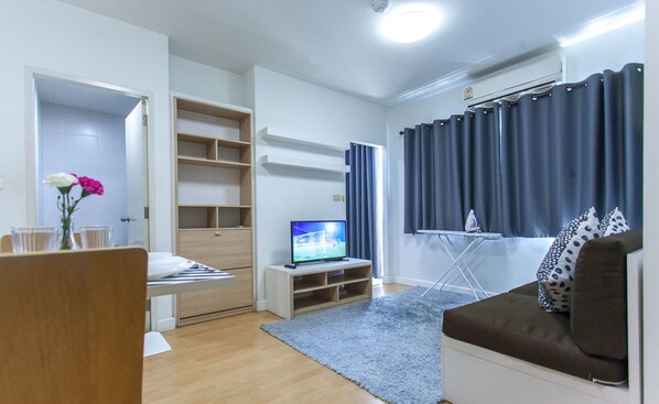 1-Bedroom Classic Apartment | Aire de séjour | Téléviseur à écran plat de 32 po avec télévision par câble, téléviseur