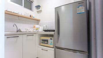 1-Bedroom Classic Apartment | Dapur kecil pribadi | Lemari es besar, microwave, kompor, dan ketel listrik