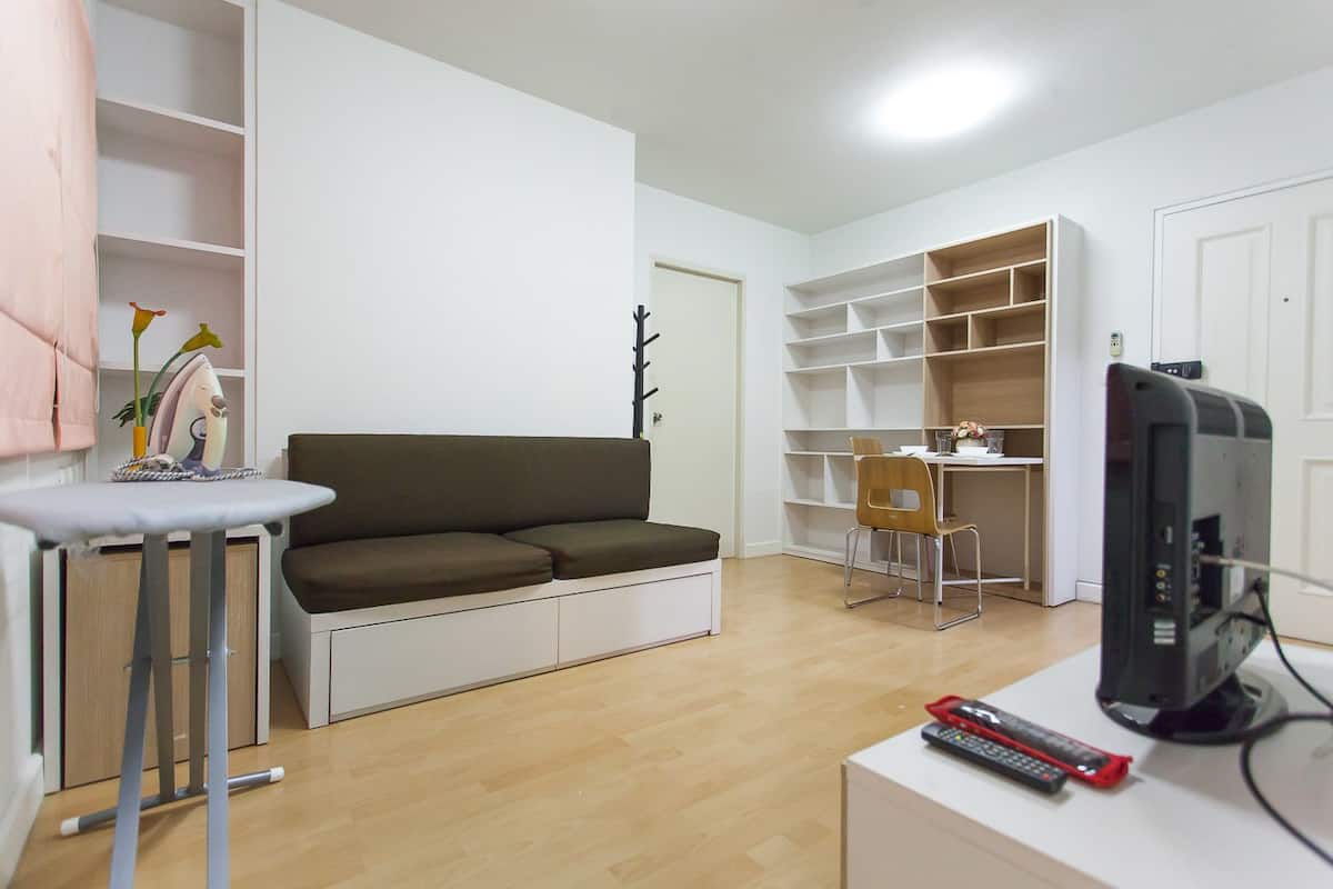 1-Bedroom Superior Apartment | Área de estar | TV de tela plana 32 polegadas com canais a cabo, TV