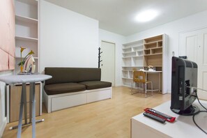 1-Bedroom Superior Apartment | บริเวณนั่งเล่น | ทีวีจอแบน 32 นิ้ว พร้อมช่องเคเบิล, ทีวี