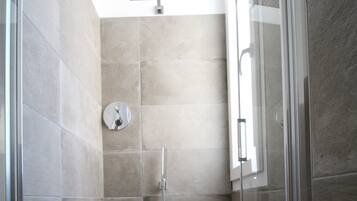 Dusche, kostenlose Toilettenartikel, Handtücher