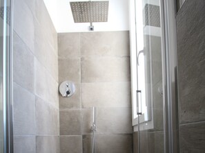 Dusche, kostenlose Toilettenartikel, Handtücher