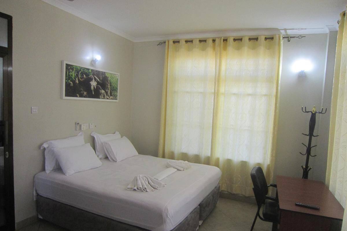 Desk, soundproofing, free WiFi, bed sheets