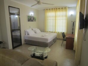 Deluxe Double Room, 1 King Bed | Desk, soundproofing, free WiFi, bed sheets