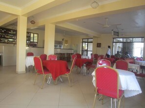 朝食、ランチ、ディナーに営業 (郷土料理と各国料理)