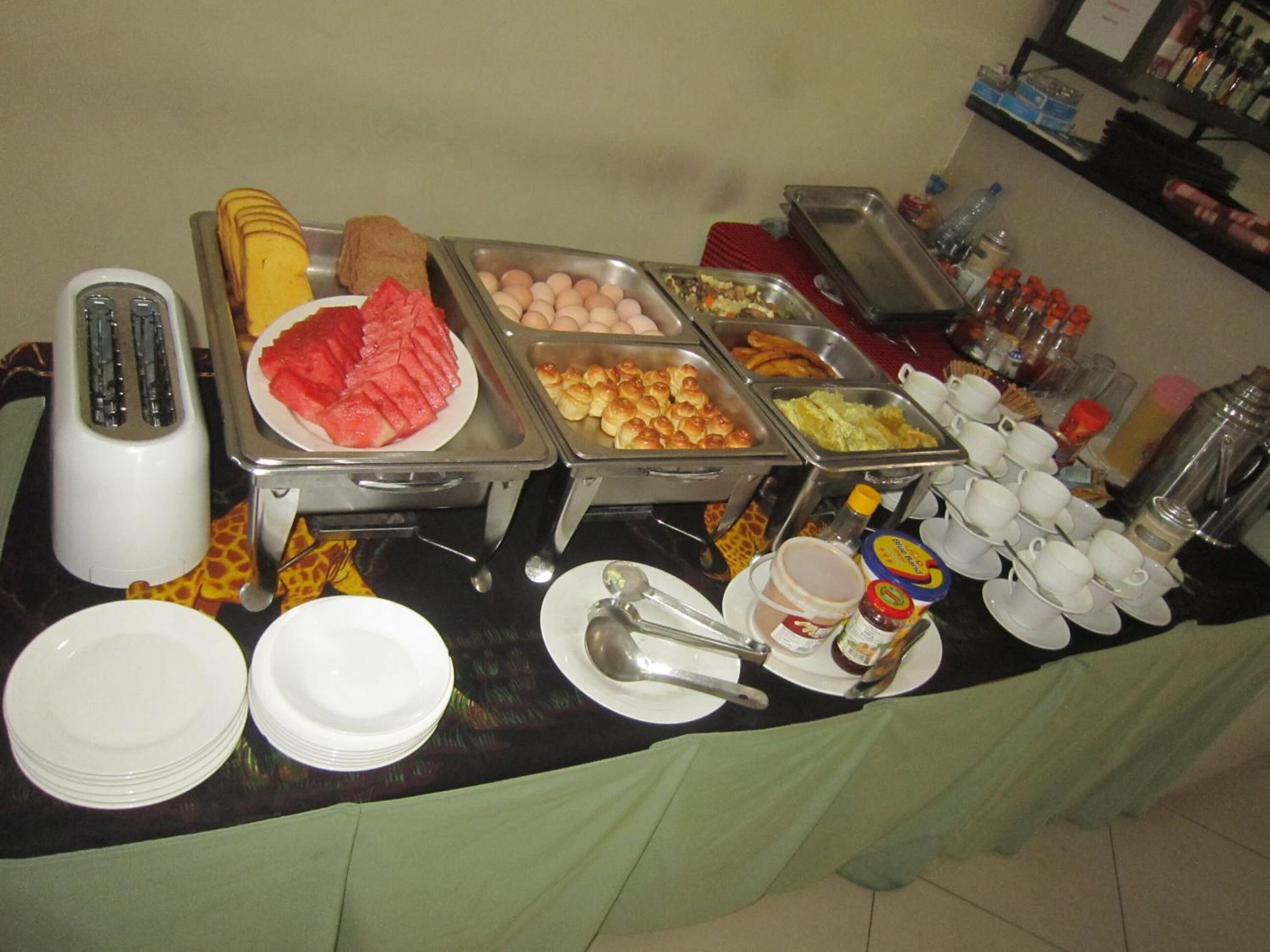 Breakfast, lunch, dinner served; local and international cuisine 