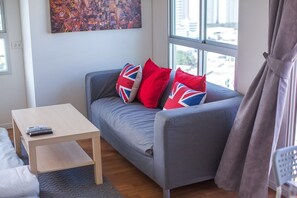 1-Bedroom Superior Apartment | Wohnbereich | 32-Zoll-Flachbildfernseher mit Kabelempfang, Fernseher