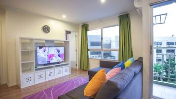 2-Bedroom Deluxe Apartment | Ruang keluarga | Televisi layar datar 32-inci dengan saluran TV kabel dan TV