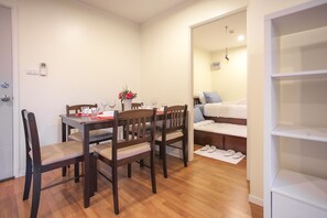 2-Bedroom Deluxe Apartment | Essbereich im Zimmer