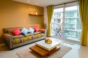 Two Bedrooms Apartment  | Living area | Flat-screen TV - Nicely Apartment Near MRT Ratchadaphisak (Bangkok)