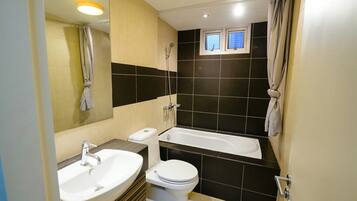 Two Bedrooms Apartment  | Bathroom | Combined shower/bathtub, free toiletries, hair dryer