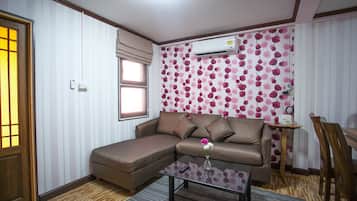 2 Bedrooms House | Living area | Flat-screen TV