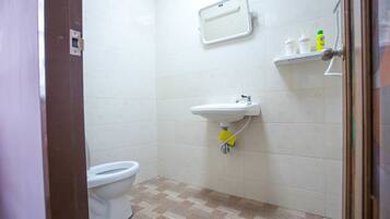 2 Bedrooms House | Bathroom | Shower, free toiletries, hair dryer, towels