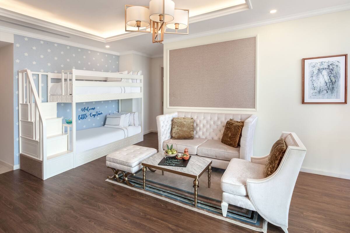 Ein modernes Wohnzimmer mit Etagenbett, Sofa und Couchtisch.