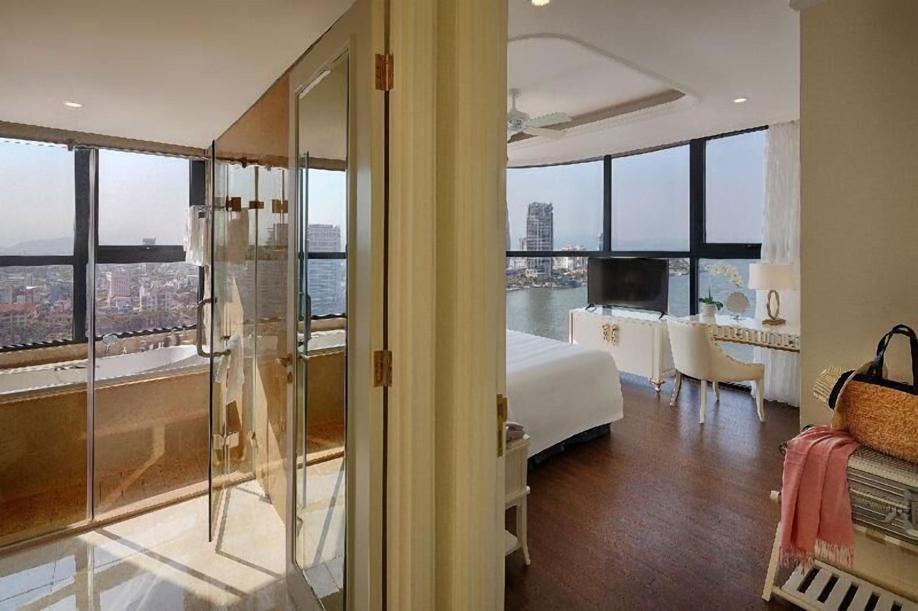 Minibaari, tallelokero huoneessa, työpöytä, pimennysverhot