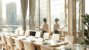 2 restaurantes; se sirve desayuno, almuerzo y cena