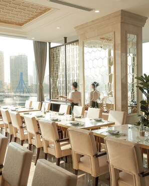 2 restaurants, servant le déjeuner et le dîner; cuisine internationale
