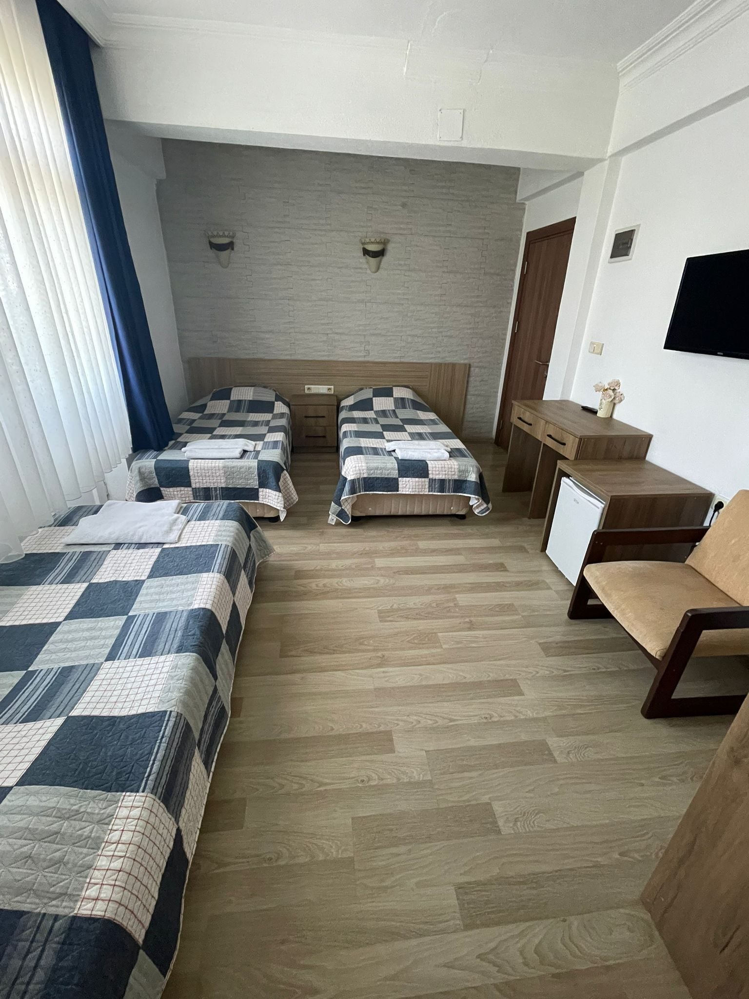 Standard Triple Room | Desk, laptop workspace, soundproofing, free WiFi