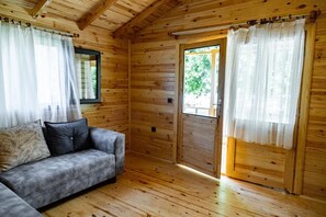 Bungalow tradicional | Escritorio, espacio para trabajar con laptop y insonorización