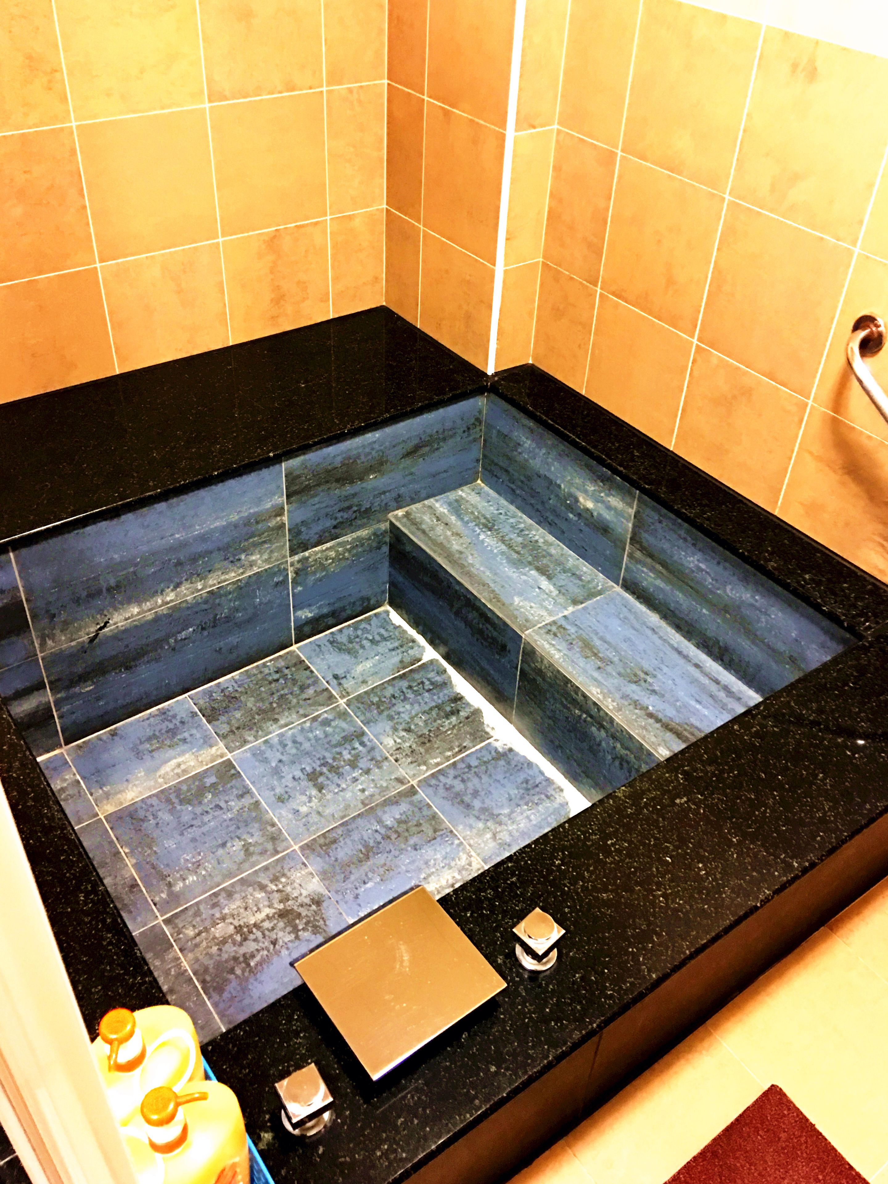 Deep-soaking bathtub