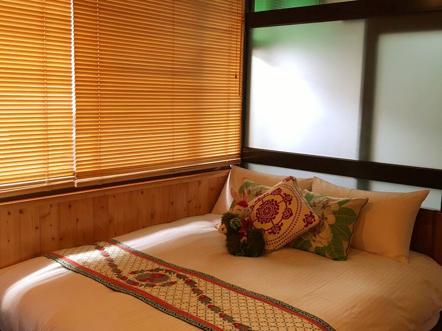 Deluxe tweepersoonskamer | Een bureau, gratis wifi, beddengoed