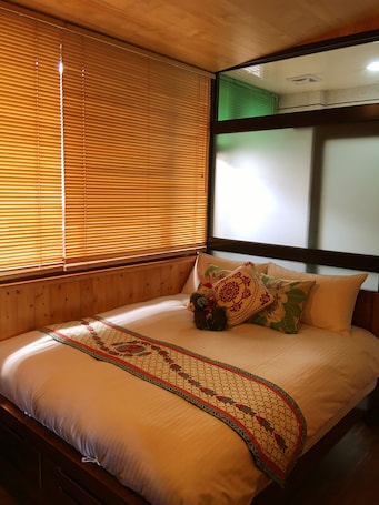 Desk, free WiFi, bed sheets