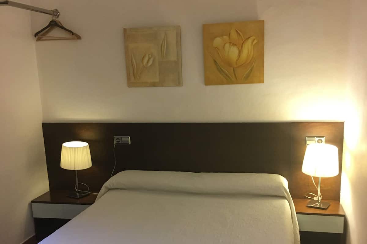 Quarto casal (Interior room) | Quartos à prova de som, Wi-Fi de cortesia, roupa de cama