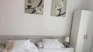 Double or Twin Room, Balcony - Hostal Eixample (Barcelona)