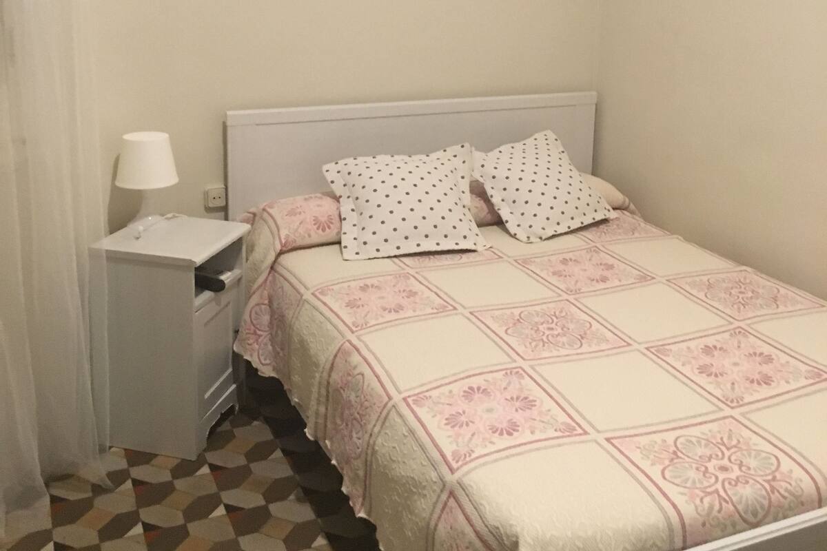 Quarto casal econômico | Quartos à prova de som, Wi-Fi de cortesia, roupa de cama