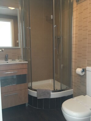 Chambre Double ou avec lits jumeaux, balcon | Salle de bain | Douche, articles de toilette gratuits, serviettes fournies