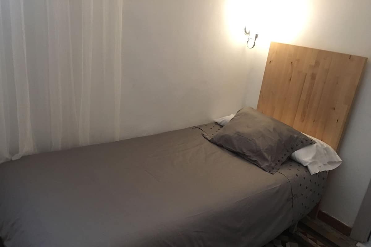 Quarto solteiro | Quartos à prova de som, Wi-Fi de cortesia, roupa de cama