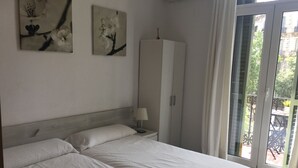 Double or Twin Room, Balcony - Hostal Eixample (Barcelona)