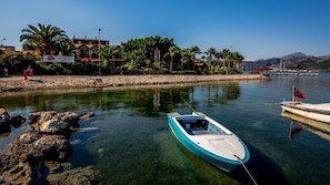 Private beach, sun-loungers, beach umbrellas, beach towels - Palmetto Resort Hotel (Marmaris)