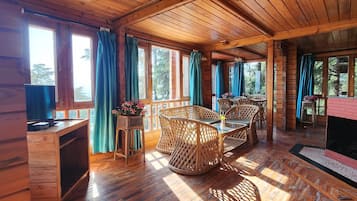 家庭村舍 | 起居区 | 平板电视、壁炉